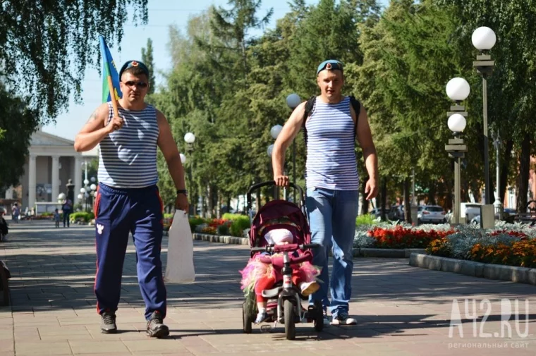 Фото: Голубые береты: День воздушно-десантных войск в Кемерове 39