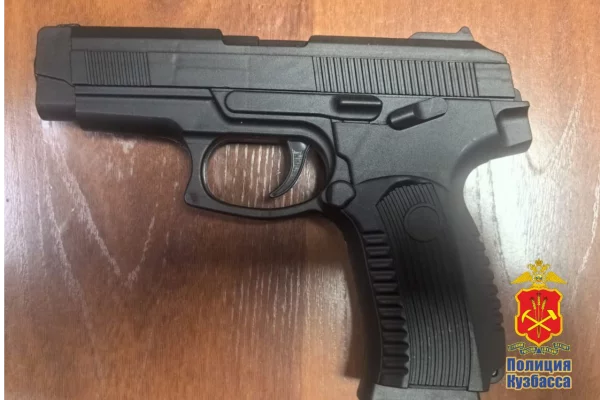 В Кемерове посетитель кафе достал на танцполе пистолет: полиция нашла хулигана