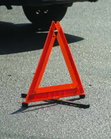 В Новокузнецке кроссовер повис на металлическом заборе