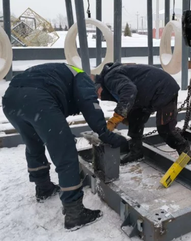 В Кемерове начали монтировать мост через огромный каток на набережной Томи