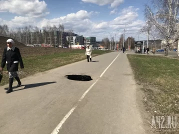 Фото: На тротуаре на улице Терешковой в Кемерове образовался провал 1