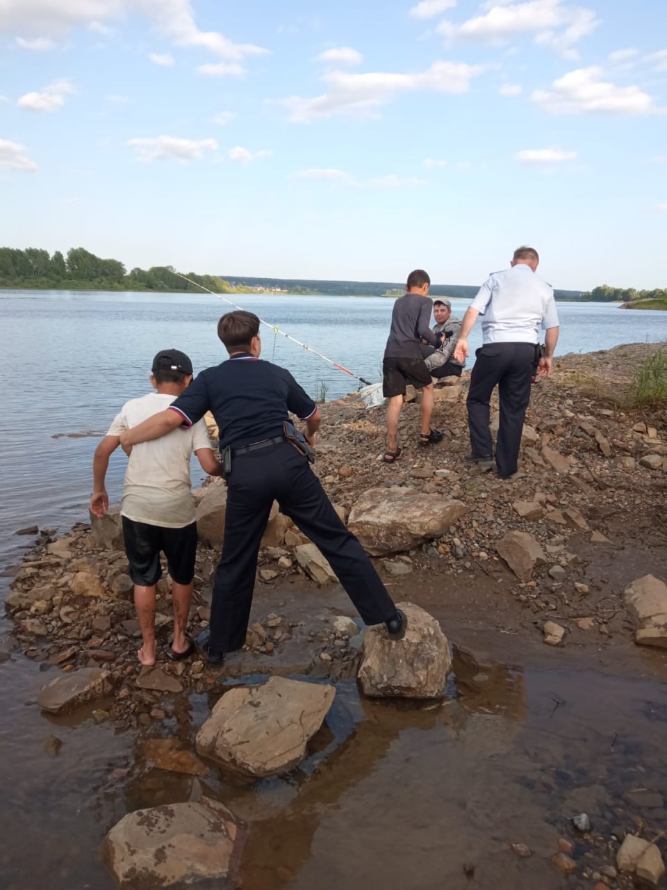 Трое подростков заблудились у реки в Кемеровском округе: их нашли спасатели