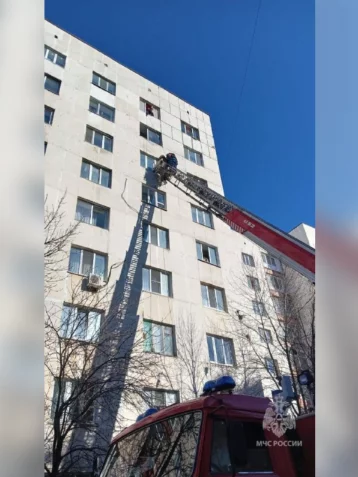 Фото: В Уфе спасателям дважды за день пришлось снимать повисшего на окне восьмого этажа мужчину 1