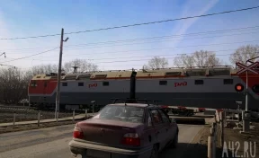 В Кузбассе легковой автомобиль врезалася в поезд