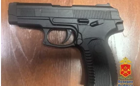 В Кемерове посетитель кафе достал на танцполе пистолет: полиция нашла хулигана