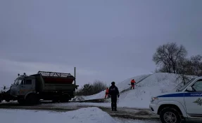 Кузбасские полицейские устранили опасную снежную горку
