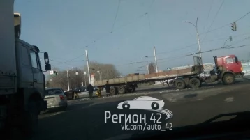 Фото: На кемеровском перекрёстке КамАЗ выронил груз — движение затруднено 1