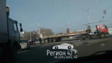 Фото: На кемеровском перекрёстке КамАЗ выронил груз — движение затруднено 1