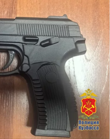 В Кемерове посетитель кафе достал на танцполе пистолет: полиция нашла хулигана