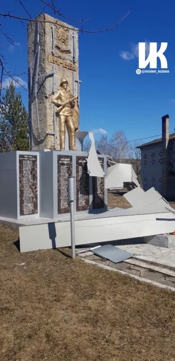 Фото: В Кузбассе ветер сорвал обшивку с памятника воинам, погибшим в годы ВОВ 1