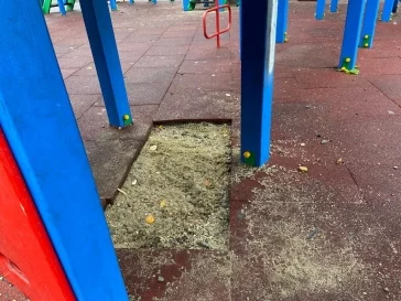 Фото: «Кто-то делает, а кто-то разрушает»: мэр кузбасского города сообщил, что вандалы испортили детскую площадку 3