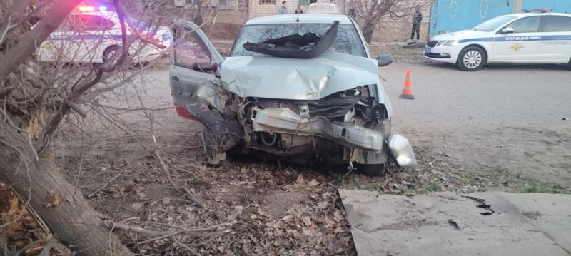 В Астрахани подростки врезались в дерево на чужой машине и попали в больницу 