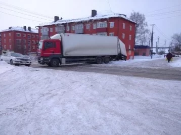 Фото: В Кузбассе застрявшая в снегу фура перегородила улицу 1