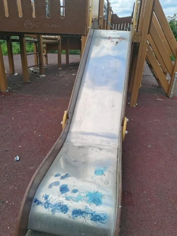 Фото: Неизвестные вандалы разгромили детскую игровую площадку в кузбасском городе 3
