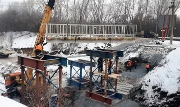 Фото: Дмитрий Анисимов: в Кемерове на въезде в Пионер начали монтаж пешеходного моста 1