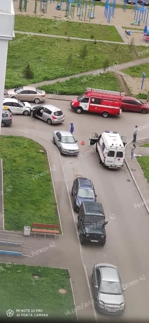 Фото: В Кемерове произошло ДТП с участием автомобиля такси на проспекте Восточном 2