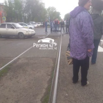 Фото: В Кемерове автомобиль сбил пожилую женщину вблизи трамвайных путей 1