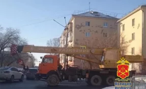 В Кемерове водитель автокрана тяжело травмировал 17-летнюю девушку