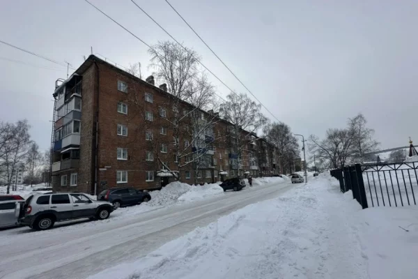 В кузбасском городе под тяжестью снега просела крыша многоэтажки