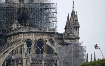 Фото: Названа причина пожара в соборе Парижской Богоматери 1