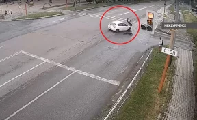 В Междуреченске пьяный водитель самоката на полной скорости влетел в автомобиль