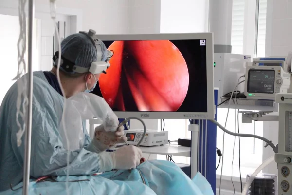 В Кемерове медики вернули женщине голос