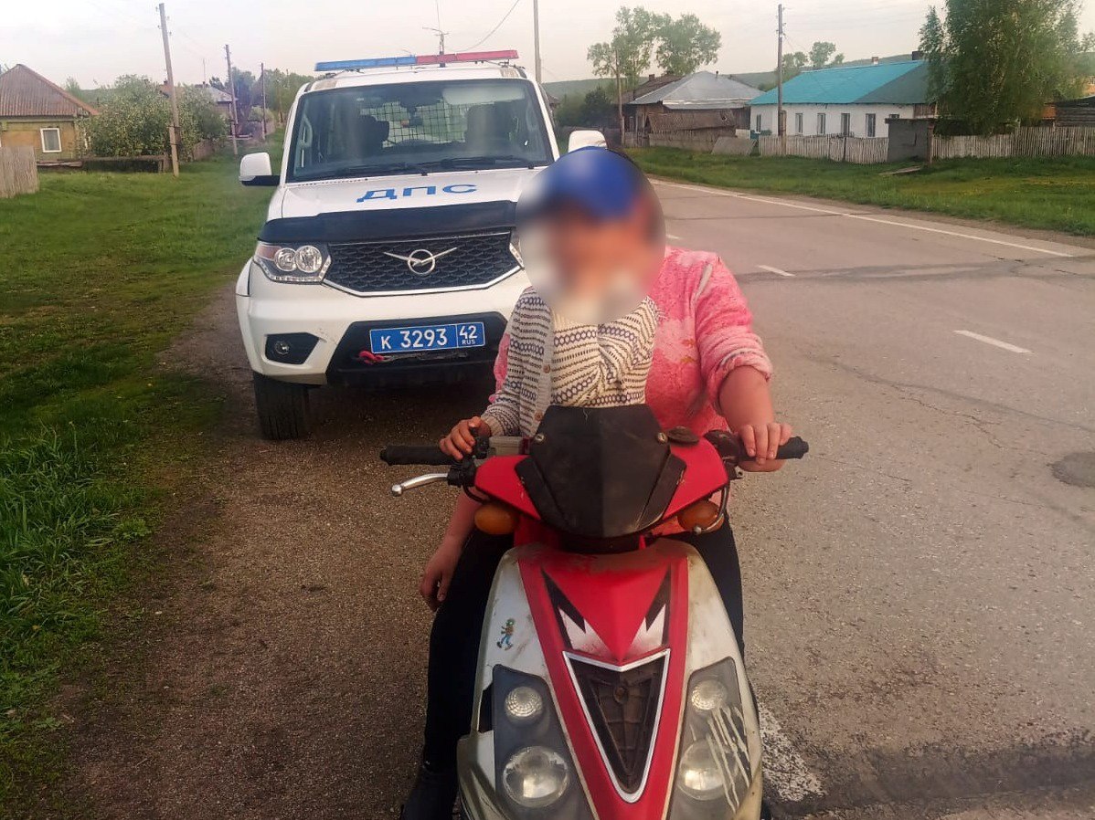 Жительница Кузбасса без водительских прав и мотошлема перевозила ребёнка на скутере