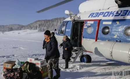 Ни пройти ни проехать: как в Кузбассе на вертолёте доставляют продукты в отдалённые деревни
