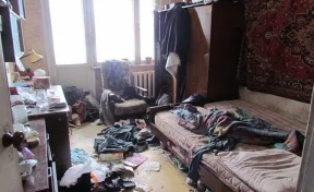 В Липецке в грязной квартире нашли двух голодных брошенных матерью детей