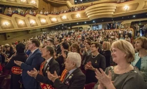 Аман Тулеев вручил высокие областные награды 80 работникам театра