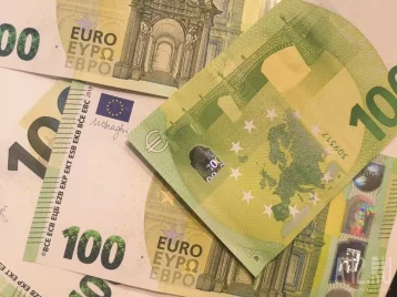 Фото: Официальный курс евро упал почти на рубль 1