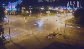 Фото: Серьёзное ДТП на перекрёстке Ленина — Терешковой в Кемерове попало на видео 1