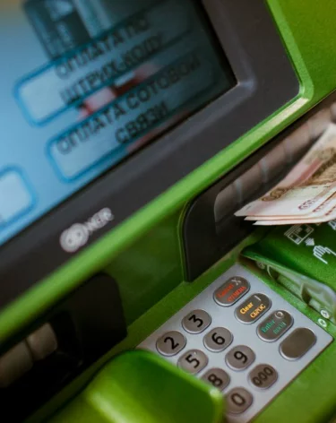 В Росфинмониторинге объяснили ограничение на внесение наличных через банкоматы