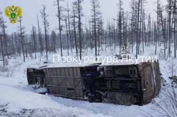 Фото: В Якутии перевернулся автобус с 40 горняками 1