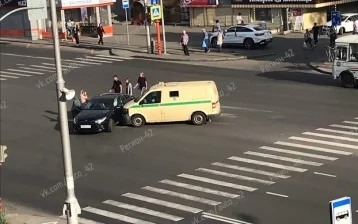 Фото: В Кемерове инкассаторская машина столкнулась с иномаркой 1