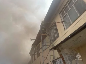 Фото: В Краснодарском крае загорелся двухэтажный склад с пиломатериалами 1