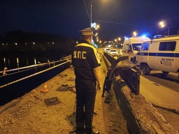 Фото: В Нижнем Тагиле Lexus упал с моста в воду, водитель и две пассажирки погибли 1