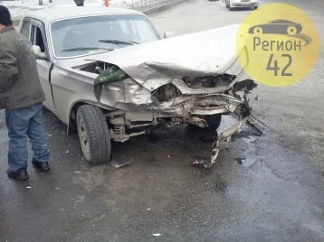 Фото: В Кемерове произошла серьёзная авария с участием «Волги» и Opel Astra 1