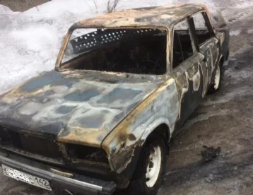 Фото: Легковой автомобиль сгорел во дворе дома в кузбасском городе 1