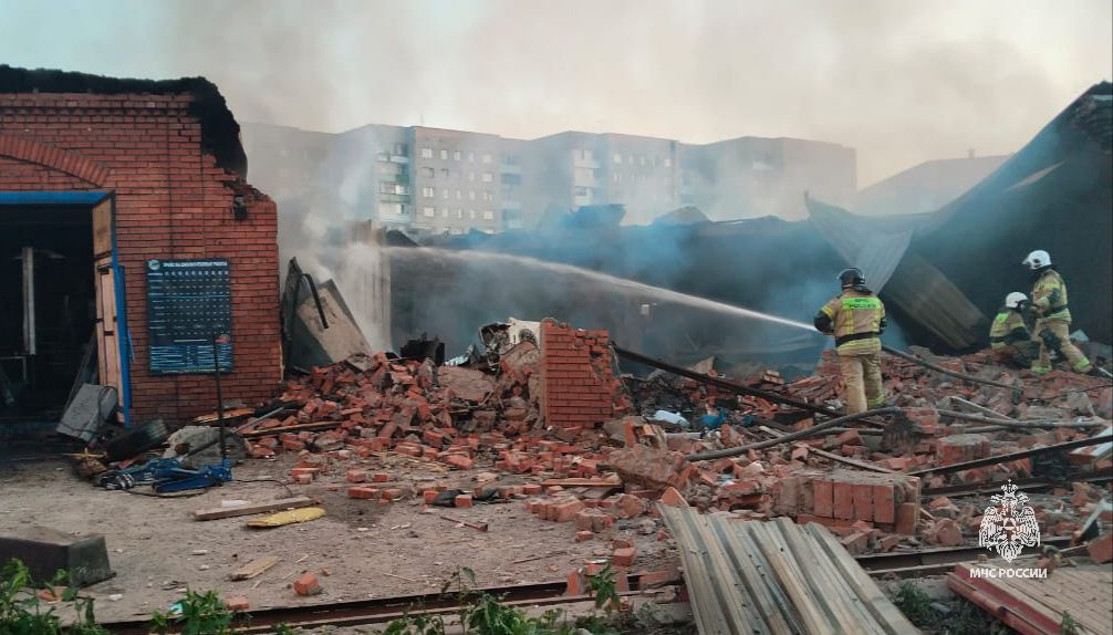 В Томске несколько часов тушат крупный пожар в гаражном комплексе 