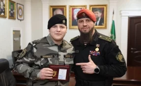 Нагрудным знаком ОМОН «АХМАТ-Грозный» наградили 17-летнего сына Кадырова