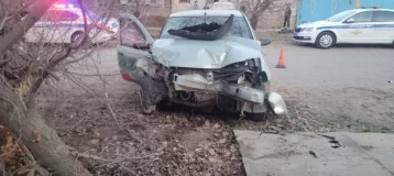 Фото: В Астрахани подростки врезались в дерево на чужой машине и попали в больницу  1