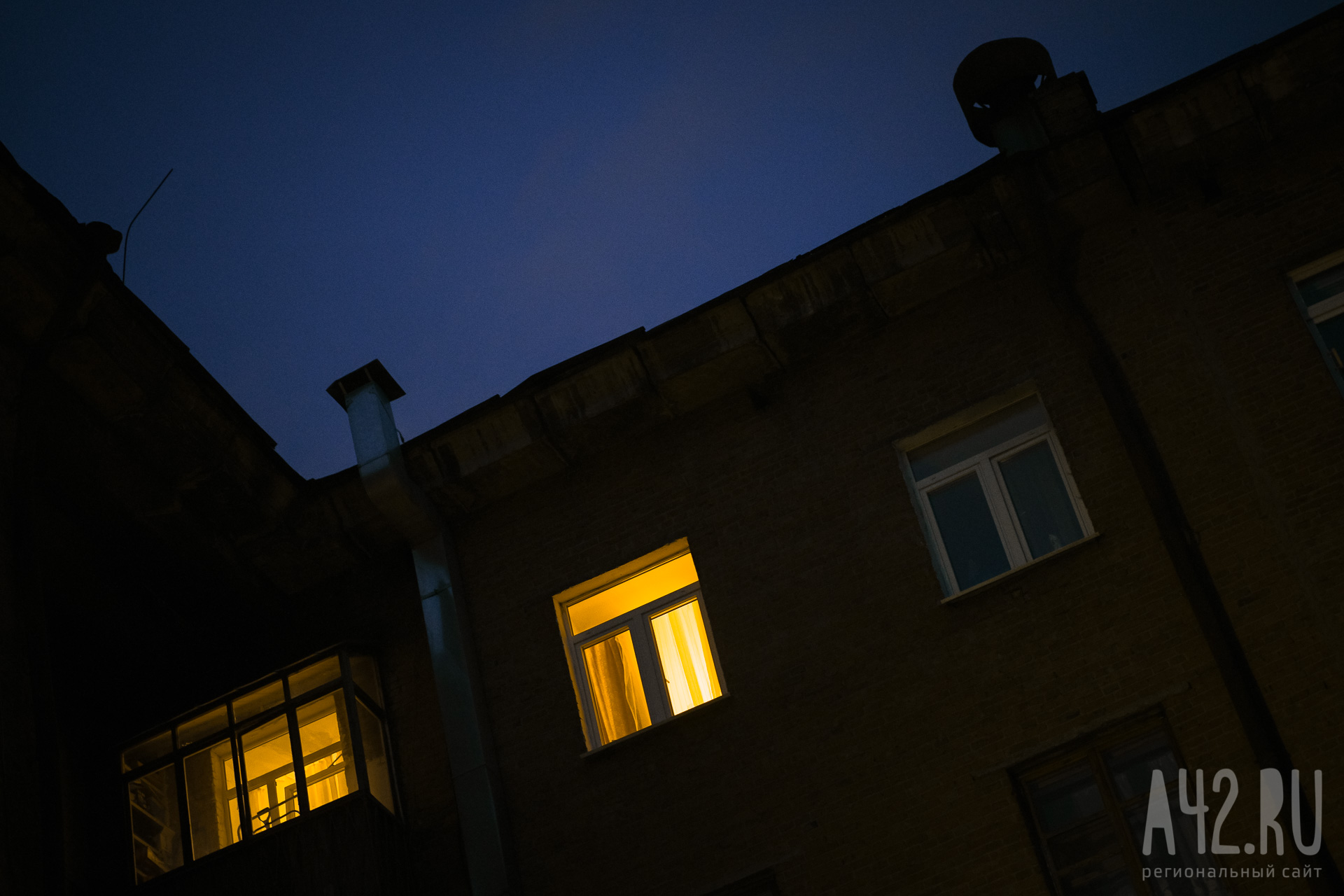 В Кузбассе 3-летний ребёнок выпал из окна 9 этажа и разбился насмерть
