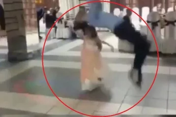 Фото: Сделал сальто: в Астрахани мужчина едва не убил девочку во время танца 1