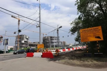 Фото: На Университетском мосту в Кемерове отключили реверсивное движение и перекрыли оба пешеходных тротуара 1
