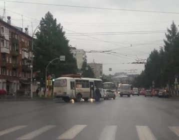 Фото: В Кемерове маршрутка врезалась в легковой автомобиль 1