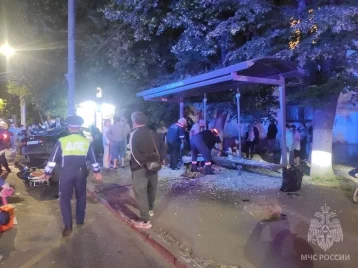 Фото: В Нижнем Новгороде попавшая в ДТП иномарка влетела в остановку: погибли две женщины 1