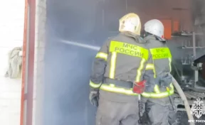 В МЧС показали кадры тушения мощного пожара на складе в Краснодаре