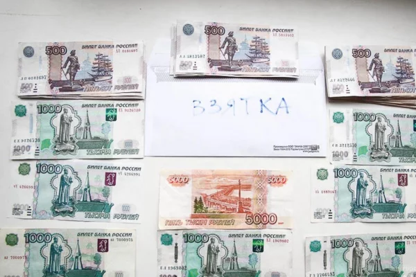 В Кузбассе главврача больницы задержали за взятку в 300 тысяч рублей