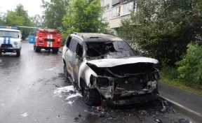Пьяный кузбассовец облил бензином и сжёг Toyota Land Cruiser за 8 млн рублей